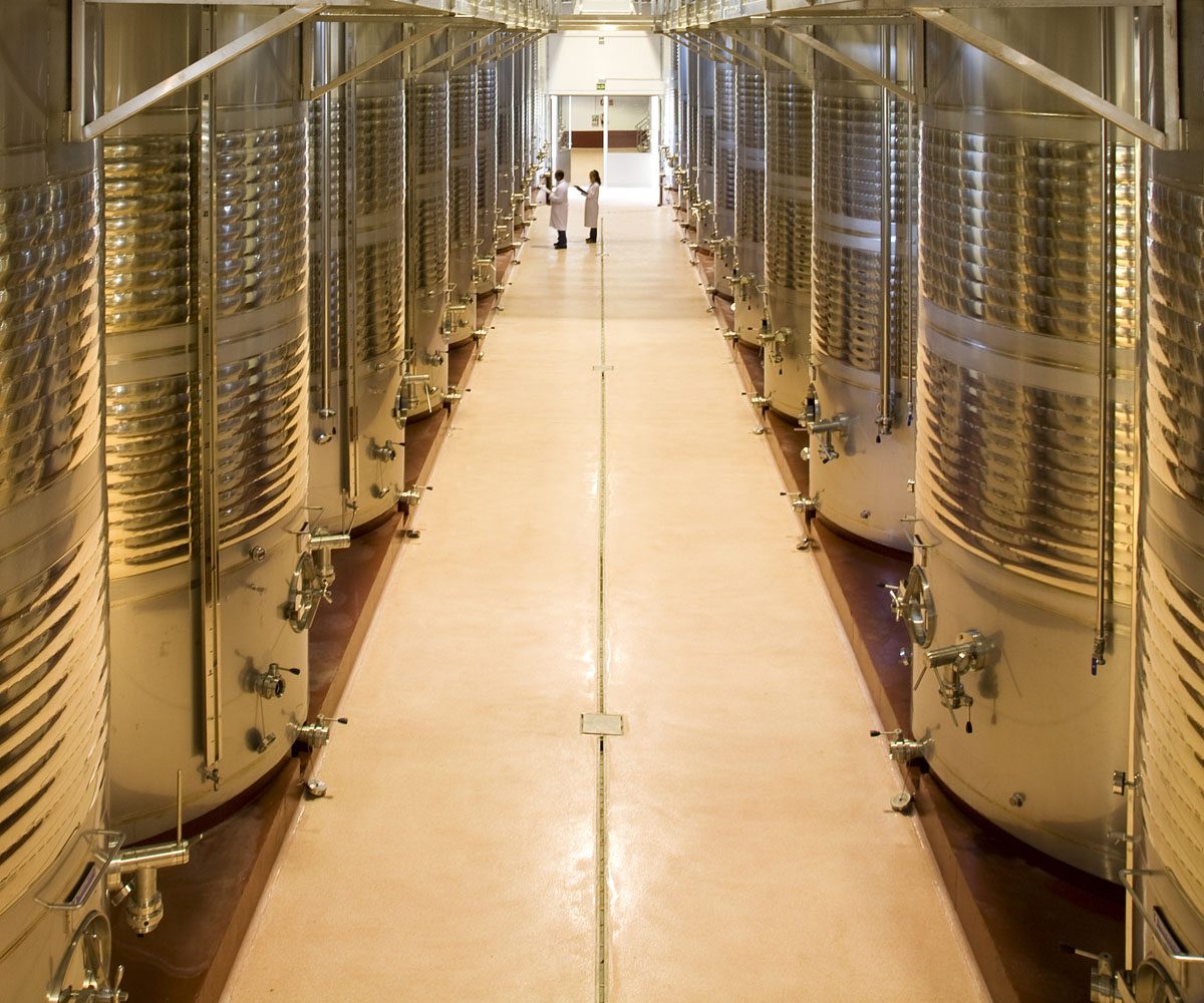 Nave de fermentación con depósitos de acero inoxidable