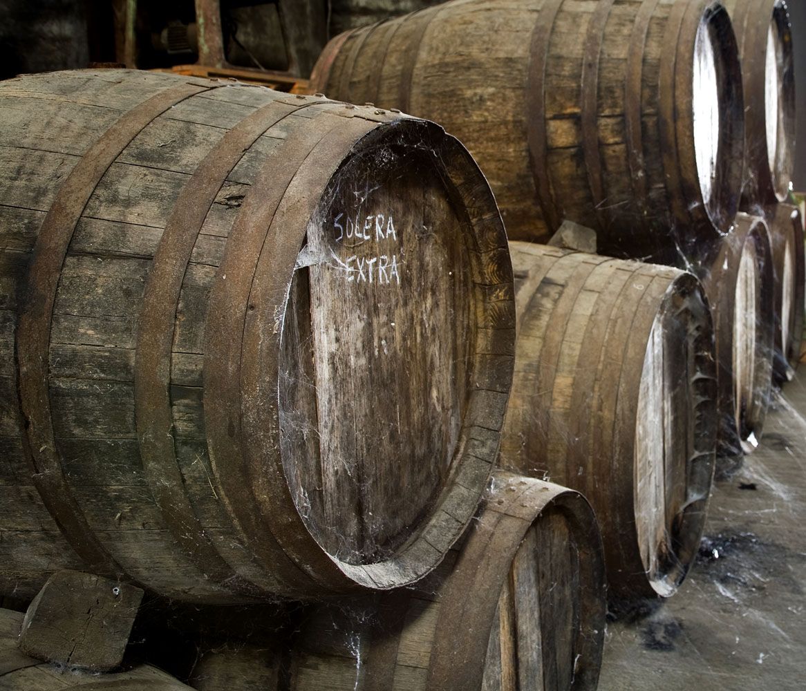 Botas de roble viejas con la inscripción Solera Extra